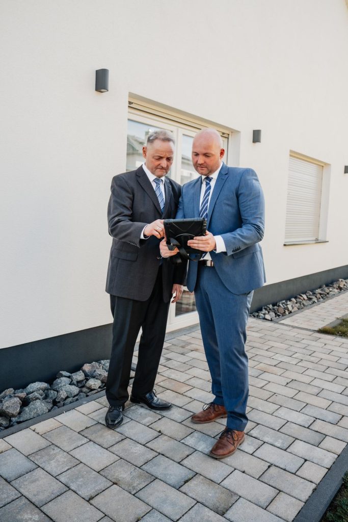Matthias und Karsten Dumont bei einer Objektbesichtigung mit Tablet