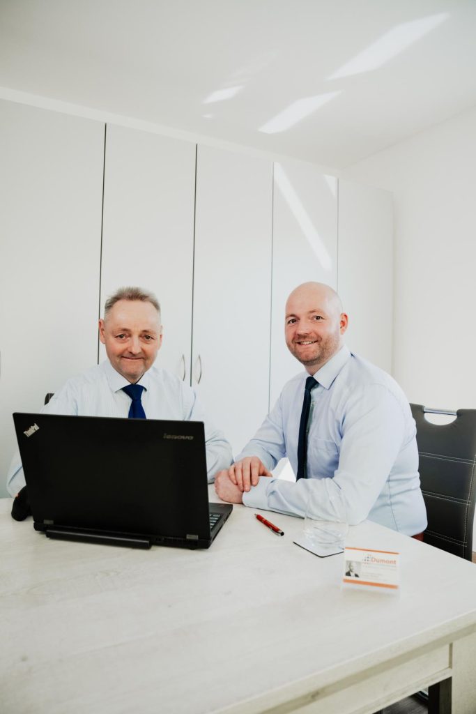 Matthias und Karsten Dumont bei der Arbeit am Laptop
