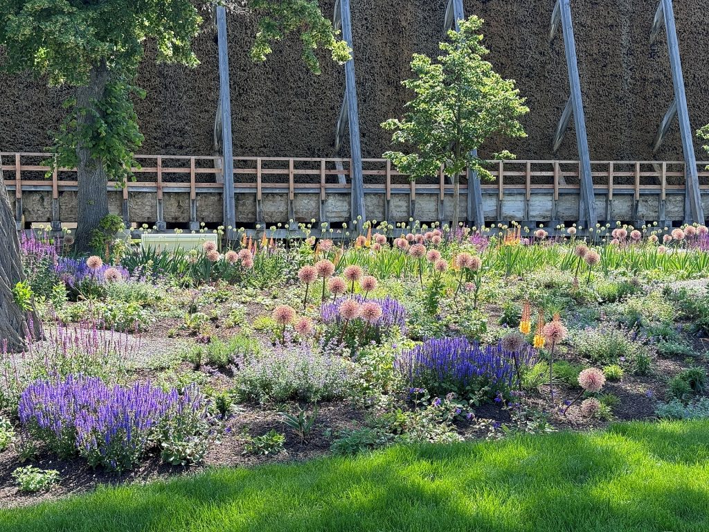Blumenbeet vor dem Gradierwerk im Kurpark Bad Dürrenberg