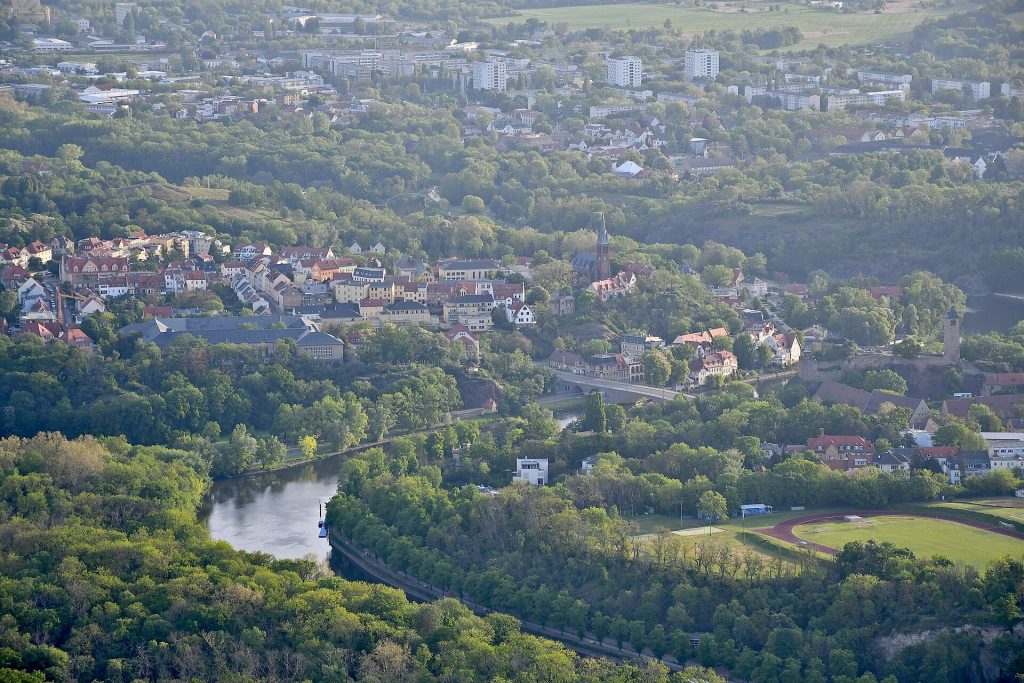 Blick über Halle (Saale) mit dem Saaletal im Grünen
