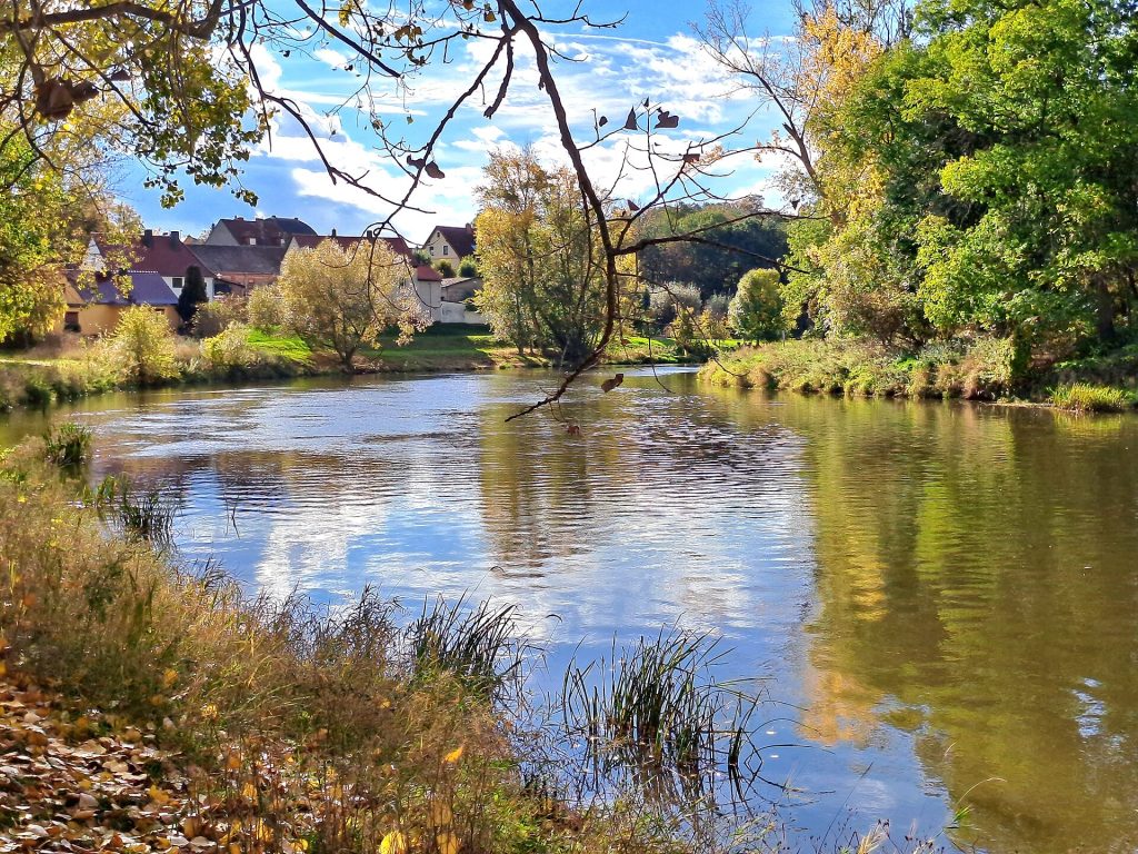 Herbst an der Saale bei Leuna-Rössen mit Wohnhäusern am Ufer