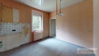 Großes freistehendes und vielseitig nutzbares Mehrfamilienhaus mit 5 Wohneinheiten nahe bei Leipzig. - Küche OG rechter Eingang