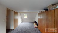 Großes freistehendes und vielseitig nutzbares Mehrfamilienhaus mit 5 Wohneinheiten nahe bei Leipzig. - Zimmer DG Mitteleingang