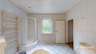 Großes freistehendes und vielseitig nutzbares Mehrfamilienhaus mit 5 Wohneinheiten nahe bei Leipzig. - Bad OG Mitteleingang