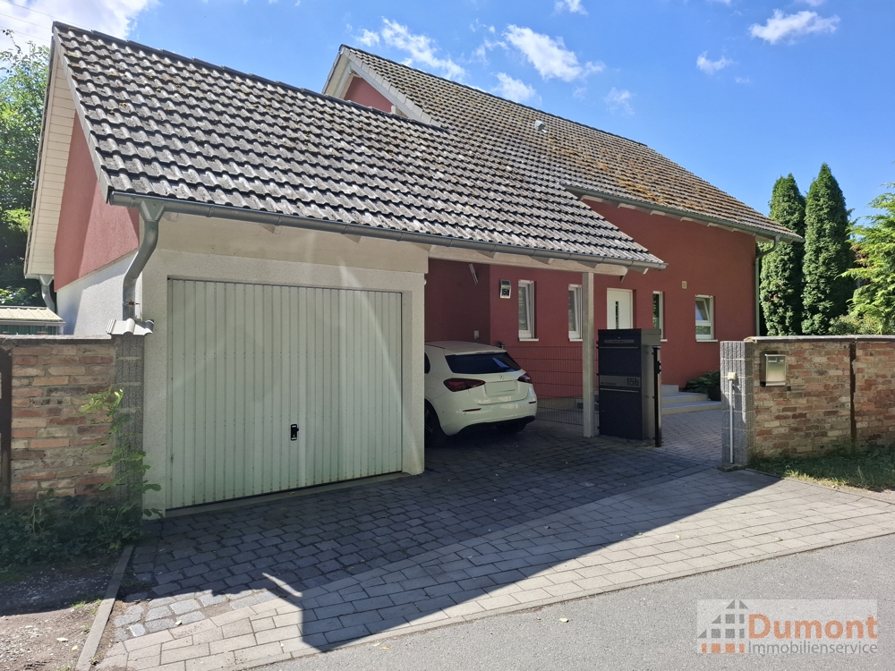 Freistehendes Einfamilienhaus mit großem, grünem Grundstück und niedrigem Energieverbrauch.