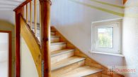 Gemütliches Einfamilienhaus mit schönem Garten, Terrasse und Garage in Leuna. - Treppenaufgang