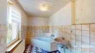 Gemütliches Einfamilienhaus mit schönem Garten, Terrasse und Garage in Leuna. - Bad EG