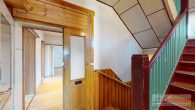 Zweifamilienhaus mit viel Potenzial und sonnigem Grundstück mit zahlreichen Möglichkeiten. - Treppenhaus EG