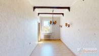 Zweifamilienhaus mit viel Potenzial und sonnigem Grundstück mit zahlreichen Möglichkeiten. - Durchgangszimmer zum Bad EG