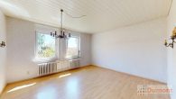 Zweifamilienhaus mit viel Potenzial und sonnigem Grundstück mit zahlreichen Möglichkeiten. - Wohnzimmer EG