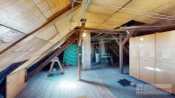 Zweifamilienhaus mit viel Potenzial und sonnigem Grundstück mit zahlreichen Möglichkeiten. - Dachboden