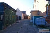 Zweifamilienhaus mit viel Potenzial und sonnigem Grundstück mit zahlreichen Möglichkeiten. - Hofeinfahrt