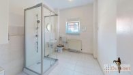Attraktives Mehrfamilienhaus mit 3 Wohneinheiten und 5 Garagen – unvermietet und vielseitig nutzbar! - Bad Erdgeschoss