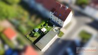Attraktives Mehrfamilienhaus mit 3 Wohneinheiten und 5 Garagen – unvermietet und vielseitig nutzbar! - Luftaufnahme