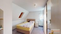 Attraktives Mehrfamilienhaus mit 3 Wohneinheiten und 5 Garagen – unvermietet und vielseitig nutzbar! - Schlafzimmer Dachgeschoss