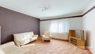 Attraktives Mehrfamilienhaus mit 3 Wohneinheiten und 5 Garagen – unvermietet und vielseitig nutzbar! - Wohnzimmer Obergeschoss