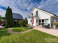 Haus, Terrasse und Carport