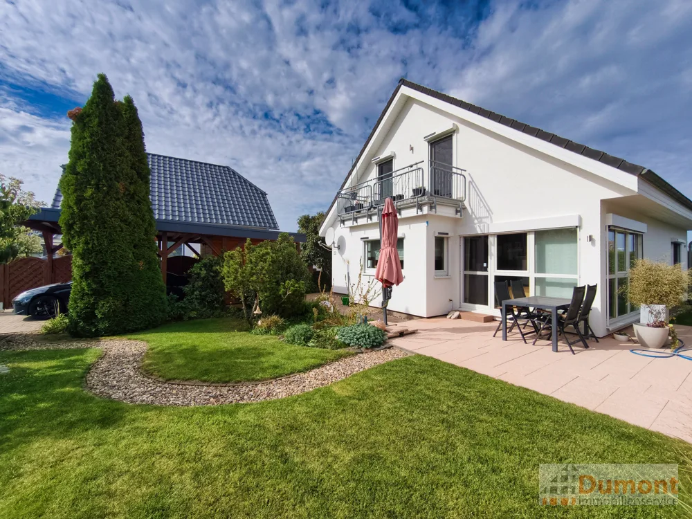 Haus, Terrasse und Carport