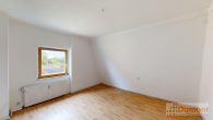 Vielseitiges Mehrfamilienhaus mit 5 Wohneinheiten, Garten und eigener Zufahrt – großes Potenzial. - Wohnung DG rechts Schlafzimmer