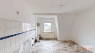 Vielseitiges Mehrfamilienhaus mit 5 Wohneinheiten, Garten und eigener Zufahrt – großes Potenzial. - Wohnung DG links Küche