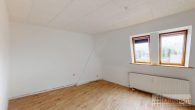 Vielseitiges Mehrfamilienhaus mit 5 Wohneinheiten, Garten und eigener Zufahrt – großes Potenzial. - Wohnung DG links Zimmer 2
