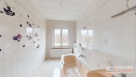 Vielseitiges Mehrfamilienhaus mit 5 Wohneinheiten, Garten und eigener Zufahrt – großes Potenzial. - Wohnung 1OG Bad