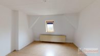 Vielseitiges Mehrfamilienhaus mit 5 Wohneinheiten, Garten und eigener Zufahrt – großes Potenzial. - Wohnung DG links Zimmer
