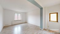 Vielseitiges Mehrfamilienhaus mit 5 Wohneinheiten, Garten und eigener Zufahrt – großes Potenzial. - Wohnung 1OG Wohnzimmer