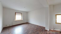 Vielseitiges Mehrfamilienhaus mit 5 Wohneinheiten, Garten und eigener Zufahrt – großes Potenzial. - Wohnung EG Rechts Wohnzimmer