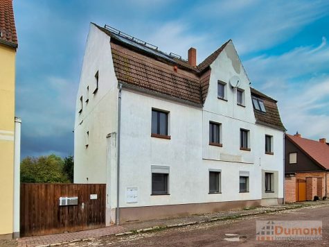 Vielseitiges Mehrfamilienhaus mit 5 Wohneinheiten, Garten und eigener Zufahrt – großes Potenzial., 06217 Merseburg, Mehrfamilienhaus