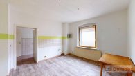 Vielseitiges Mehrfamilienhaus mit 5 Wohneinheiten, Garten und eigener Zufahrt – großes Potenzial. - Wohnung EG Rechts Küche