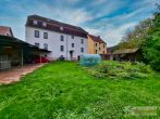 Vielseitiges Mehrfamilienhaus mit 5 Wohneinheiten, Garten und eigener Zufahrt – großes Potenzial. - Rückseite vom Haus und Garten