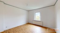 Vielseitiges Mehrfamilienhaus mit 5 Wohneinheiten, Garten und eigener Zufahrt – großes Potenzial. - Wohnung 1OG Schlafzimmer 3