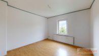 Vielseitiges Mehrfamilienhaus mit 5 Wohneinheiten, Garten und eigener Zufahrt – großes Potenzial. - Wohnung 1OG Schlafzimmer