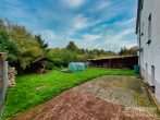 Vielseitiges Mehrfamilienhaus mit 5 Wohneinheiten, Garten und eigener Zufahrt – großes Potenzial. - Garten