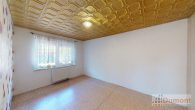 Natur pur genießen – familienfreundliches Zuhause mit viel Potenzial in Kötzschau nahe bei Leipzig! - Schlafzimmer EG