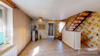 Natur pur genießen – familienfreundliches Zuhause mit viel Potenzial in Kötzschau nahe bei Leipzig! - Flur/Eingangsbereich im EG mit Kamin