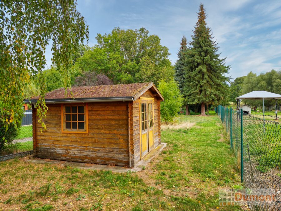 Garten mit Holzlaube