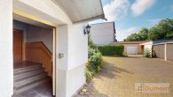Wohnen, Vermieten, Investieren - Dreifamilienhaus mit 5 Garagen in attraktiver Lage von Merseburg - Haupteingang