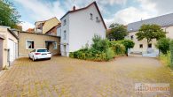 Wohnen, Vermieten, Investieren - Dreifamilienhaus mit 5 Garagen in attraktiver Lage von Merseburg - Hof
