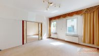 Wohnen, Vermieten, Investieren - Dreifamilienhaus mit 5 Garagen in attraktiver Lage von Merseburg - erstes Zimmer EG