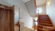 Wohnen, Vermieten, Investieren - Dreifamilienhaus mit 5 Garagen in attraktiver Lage von Merseburg - Treppenhaus OG