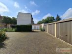 Wohnen, Vermieten, Investieren - Dreifamilienhaus mit 5 Garagen in attraktiver Lage von Merseburg - Hof mit Garagen