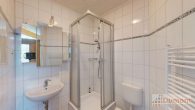 Wohnen, Vermieten, Investieren - Dreifamilienhaus mit 5 Garagen in attraktiver Lage von Merseburg - Bad kleine Wohung EG