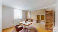 Wohnen, Vermieten, Investieren - Dreifamilienhaus mit 5 Garagen in attraktiver Lage von Merseburg - Zimmer kleine Wohung EG
