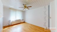 Wohnen, Vermieten, Investieren - Dreifamilienhaus mit 5 Garagen in attraktiver Lage von Merseburg - zweites Zimmer OG