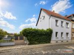 Wohnen, Vermieten, Investieren - Dreifamilienhaus mit 5 Garagen in attraktiver Lage von Merseburg - Straßenansicht