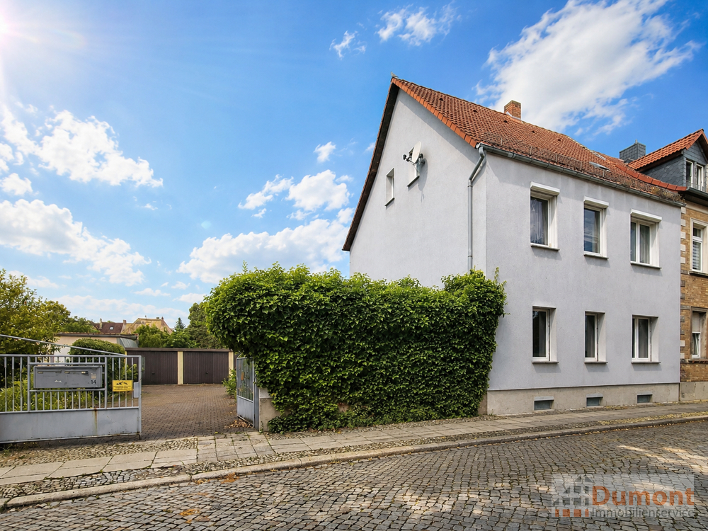 Wohnen, Vermieten, Investieren - Dreifamilienhaus mit 5 Garagen in attraktiver Lage von Merseburg