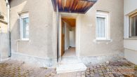 Wohnen, Vermieten, Investieren - Dreifamilienhaus mit 5 Garagen in attraktiver Lage von Merseburg - Eingang zur kleinen Wohung/Nebengebäude