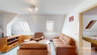 Attraktives Mehrfamilienhaus mit 3 Wohneinheiten und 5 Garagen – unvermietet und vielseitig nutzbar! - Wohnzimmer DG